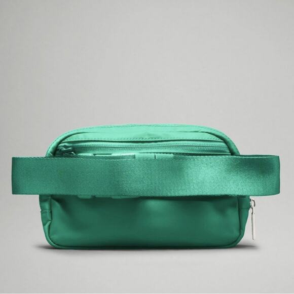 NWT Lululemon Everywhere Crossbody Belt Bag - Green Emerald Ice - Picture 4 of 4